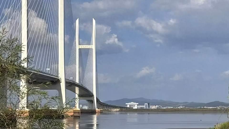 2026最新全景深度解析：中朝新鸭绿江大桥正式通车全流程复盘、区域经贸博弈与跨境物流实用避坑指南